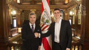 Kepa, junto al presidente del Athletic de Bilbao Josu Urrutia