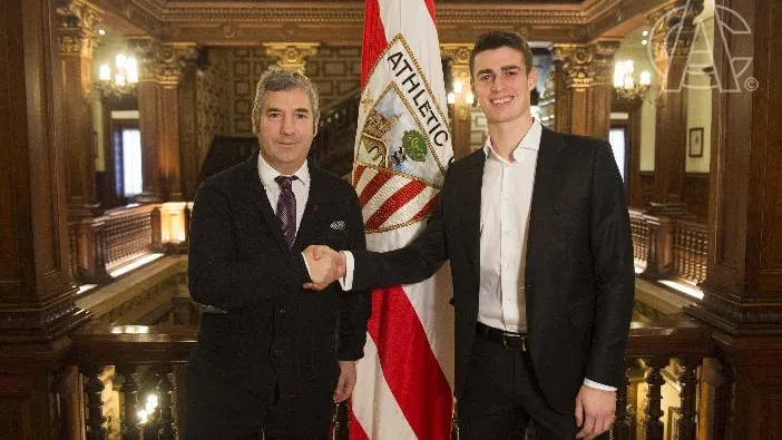 Kepa, junto al presidente del Athletic de Bilbao Josu Urrutia