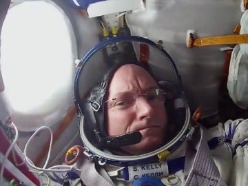 El astronauta Scott Kelly recoge su experiencia espacial en el libro "Resistencia"