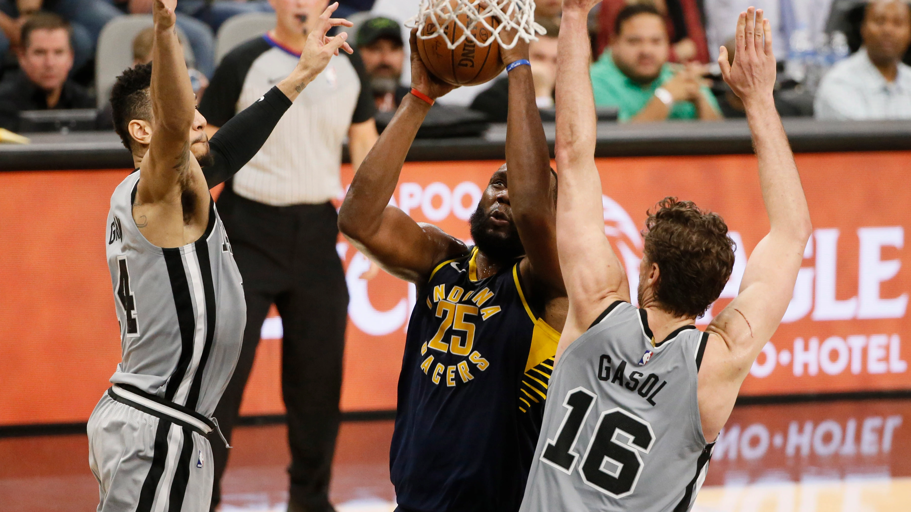 Pau Gasol trata de frenar a Al Jefferson