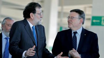 El presidente del Gobierno Mariano Rajoy conversa con el president de la Generalitat, Ximo Puig