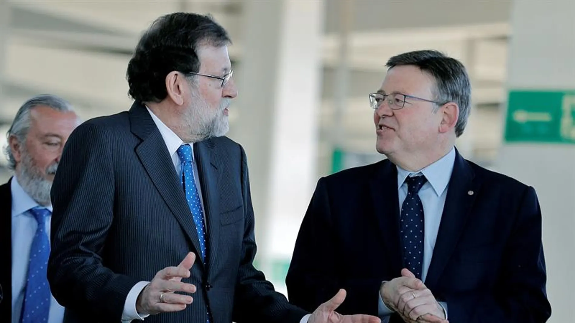 El presidente del Gobierno Mariano Rajoy conversa con el president de la Generalitat, Ximo Puig