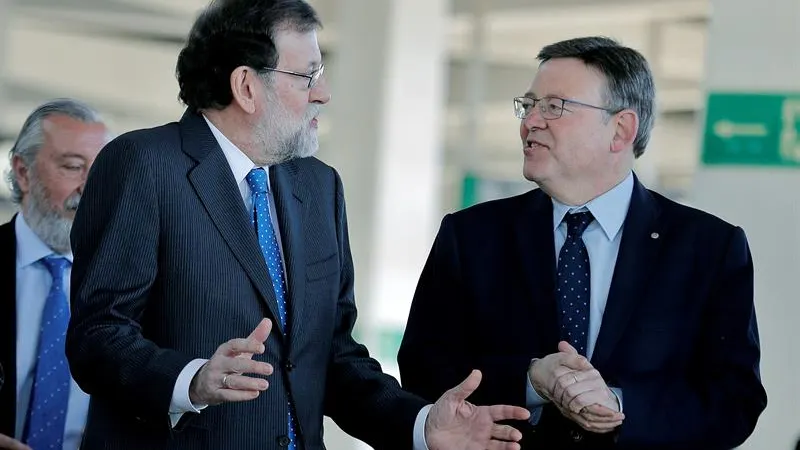 El presidente del Gobierno Mariano Rajoy conversa con el president de la Generalitat, Ximo Puig