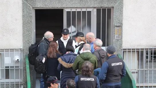 Efectivos de la Ertzaintza en el inmueble donde se registró el suceso Efectivos de la Ertzaintza en el inmueble donde se registró el suceso