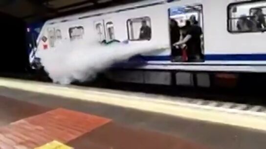 Un conductor de Metro de Madrid roc&iacute;a a dos grafiteros con un extintor para ahuyentarles