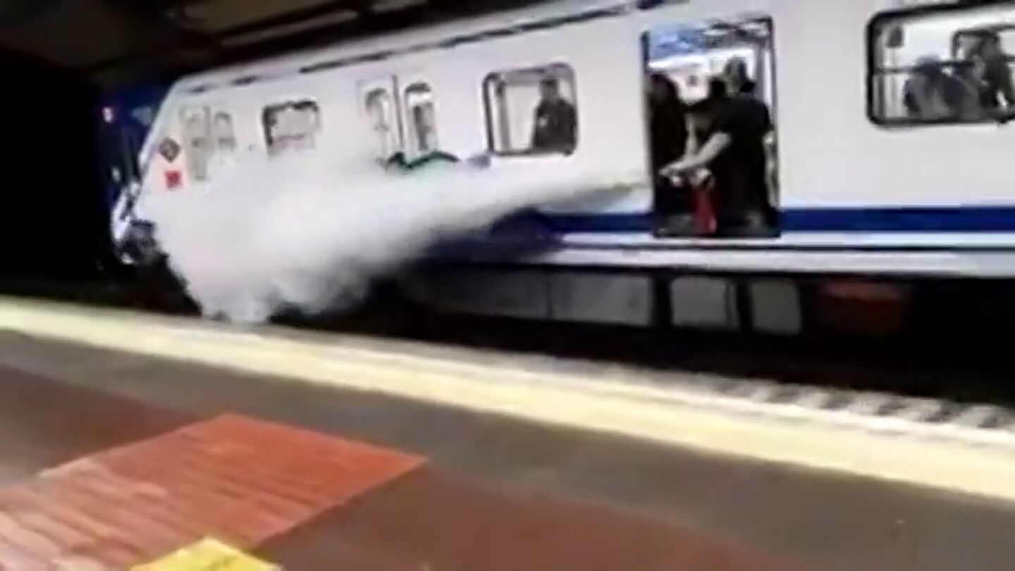 Un conductor de Metro de Madrid roc&iacute;a a dos grafiteros con un extintor para ahuyentarles