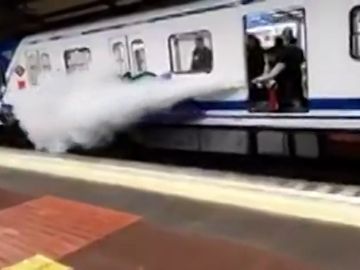 Un conductor de Metro de Madrid rocía a dos grafiteros con un extintor para ahuyentarles Un conductor de Metro de Madrid rocía a dos grafiteros con un extintor para ahuyentarles