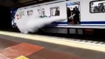 Un conductor de Metro de Madrid rocía a dos grafiteros con un extintor para ahuyentarles