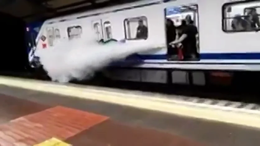 Un conductor de Metro de Madrid rocía a dos grafiteros con un extintor para ahuyentarles