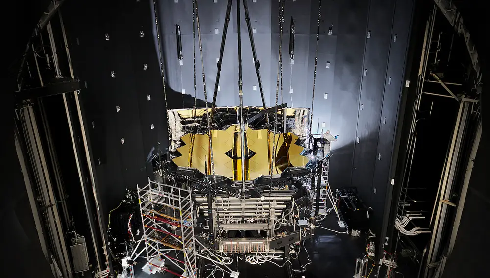 El telescopio espacial se situaba sobre una plataforma suspendida en la cámara