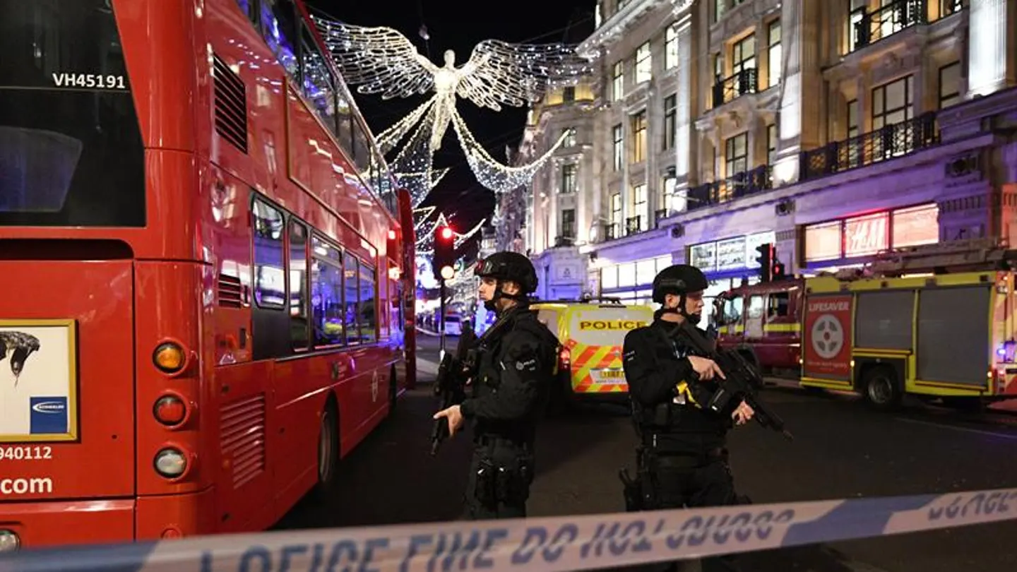 Policías armados vigilan en una zona acordonada de Londres Policías armados vigilan en una zona acordonada de Londres