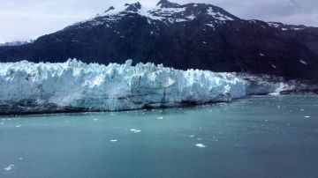 Imagen de una montaña helada en Alaska