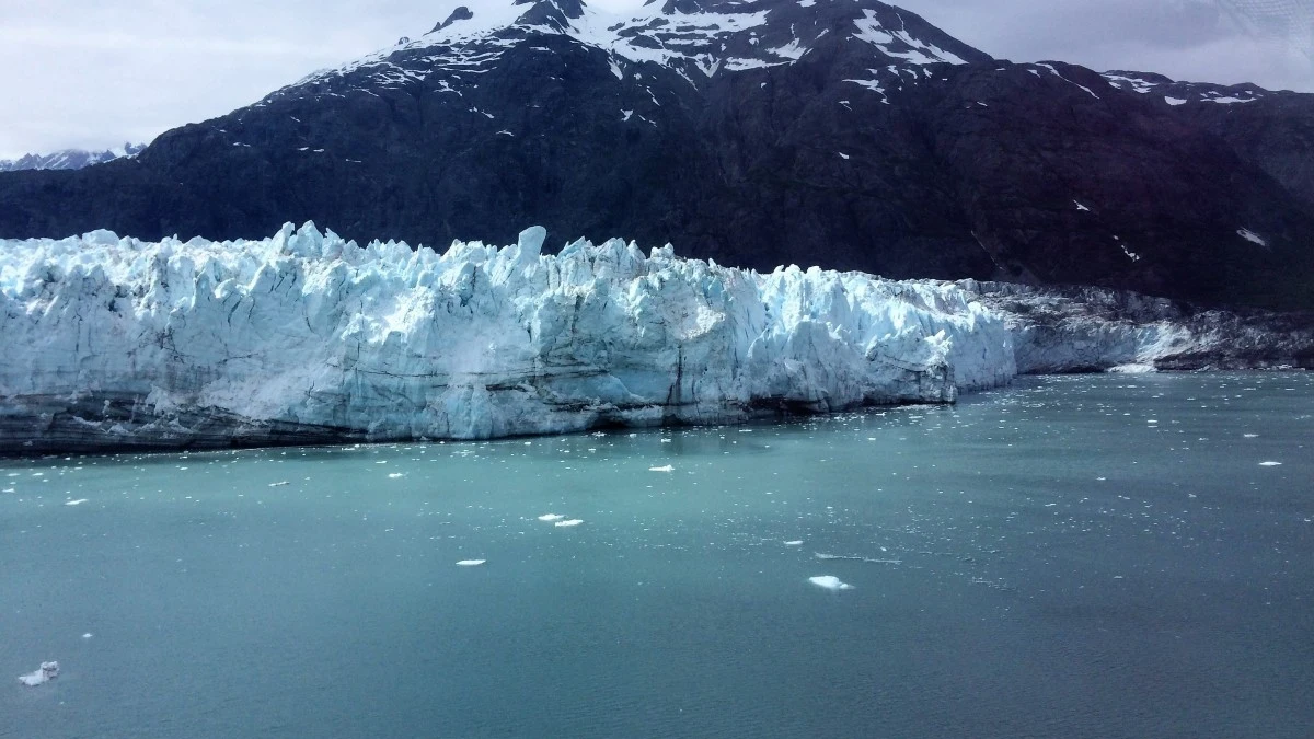 Imagen de una montaña helada en Alaska