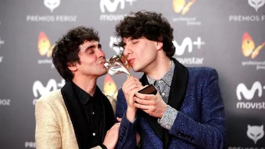 Javier Ambrossi y Javier Calvo posan con el premio a la "Mejor película de comedia" por 'La Llamada' Javier Ambrossi y Javier Calvo posan con el premio a la "Mejor película de comedia" por 'La Llamada'
