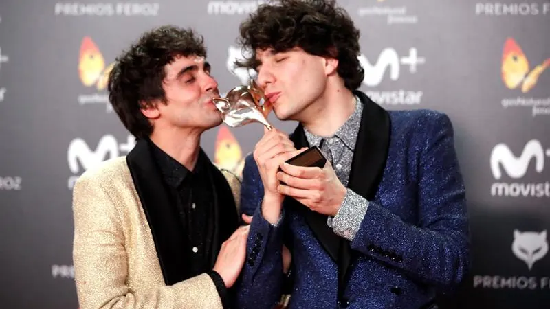 Javier Ambrossi y Javier Calvo posan con el premio a la "Mejor película de comedia" por 'La Llamada'