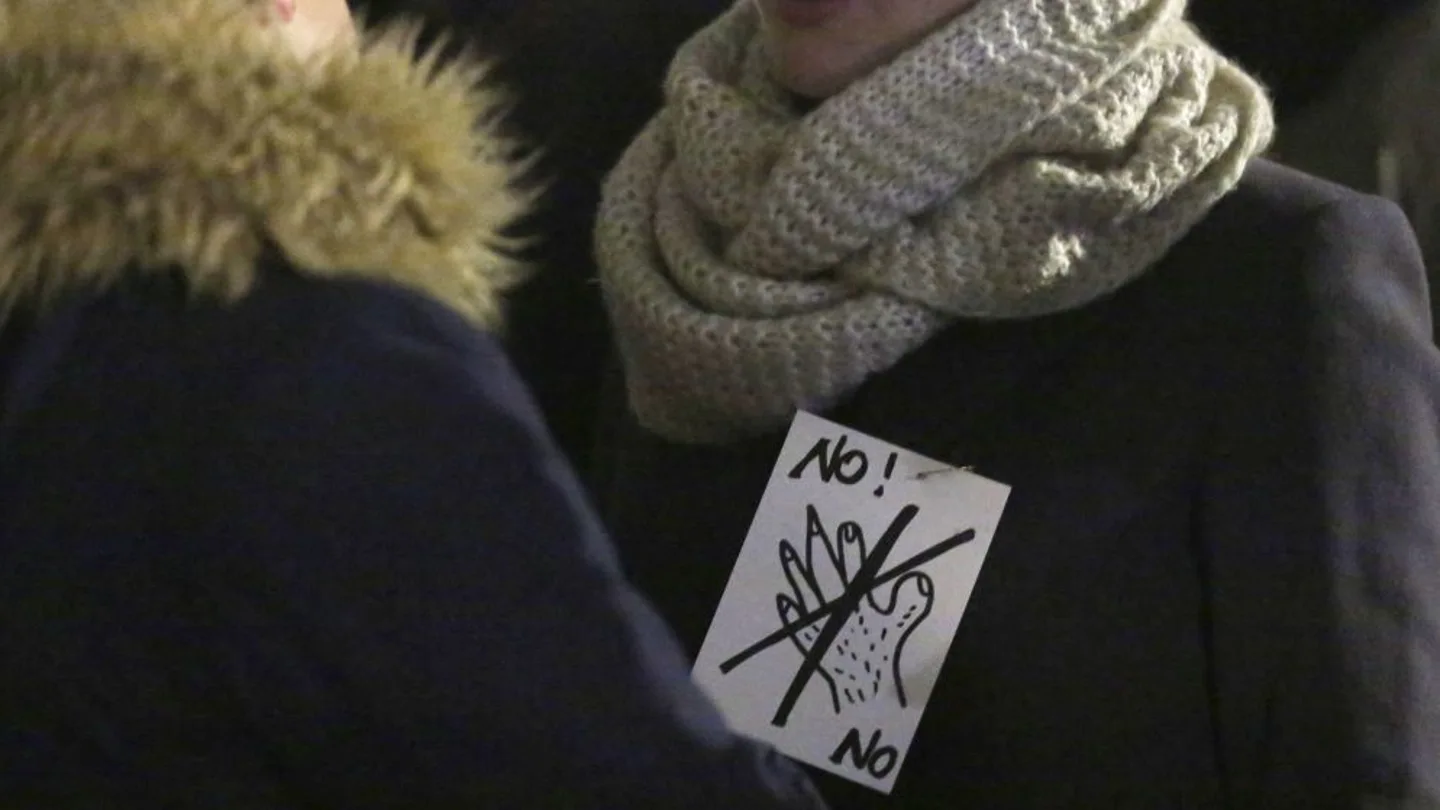 Una mujer protesta contra el acoso sexual Una mujer protesta contra el acoso sexual