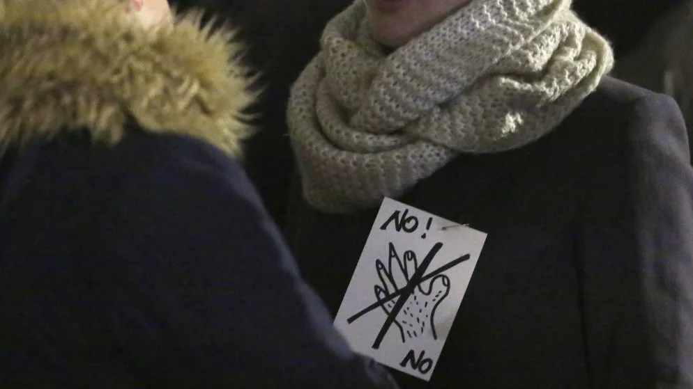 Una mujer protesta contra el acoso sexual
