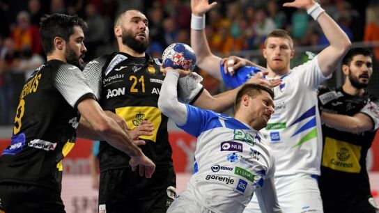 El esloveno Marko Bezjak lanza a puerta ante la defensa del lateral espa&ntilde;ol Ra&uacute;l Entrerr&iacute;os