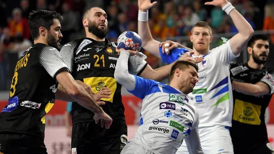 El esloveno Marko Bezjak lanza a puerta ante la defensa del lateral español Raúl Entrerríos El esloveno Marko Bezjak lanza a puerta ante la defensa del lateral español Raúl Entrerríos