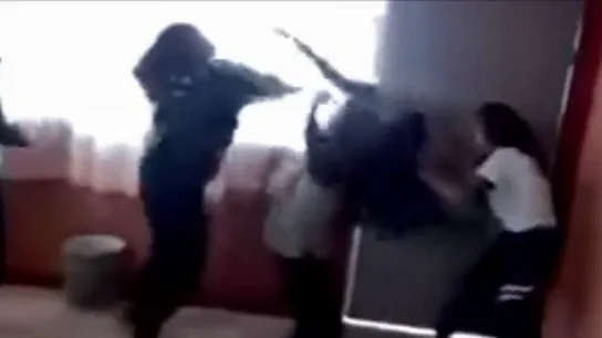 Brutal pelea en un colegio de México Brutal pelea en un colegio de México