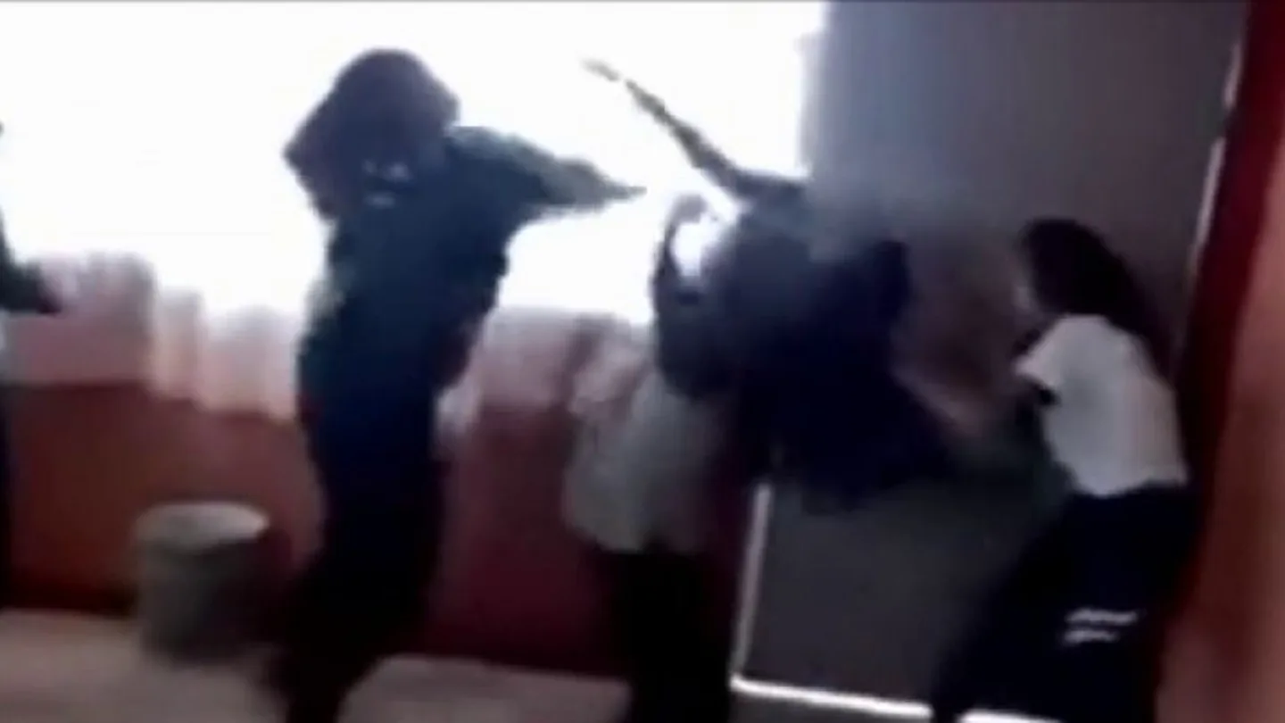 Brutal pelea en un colegio de México Brutal pelea en un colegio de México