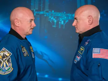 La estancia en el espacio hizo que los telómeros (los extremos de los cromosomas) de Scott Kelly (derecha) se alargaran La estancia en el espacio hizo que los telómeros (los extremos de los cromosomas) de Scott Kelly (derecha) se alargaran