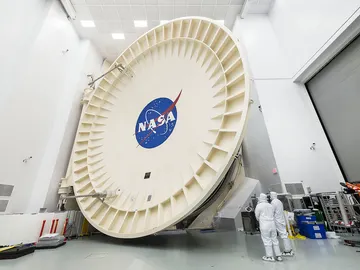 Esta es la gigantesca puerta de la cámara criogenizada donde se ha probado el telescopio James Webb Esta es la gigantesca puerta de la cámara criogenizada donde se ha probado el telescopio James Webb