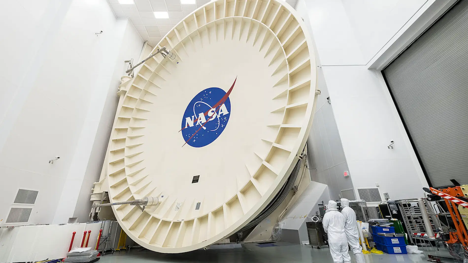 Esta es la gigantesca puerta de la cámara criogenizada donde se ha probado el telescopio James Webb 