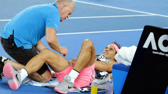 Nadal, siendo atendido por las asistencias Nadal, siendo atendido por las asistencias