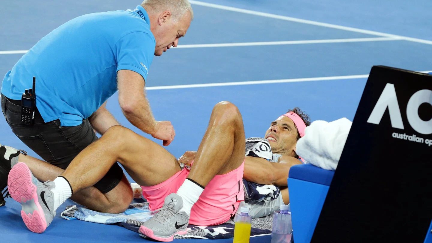 Nadal, siendo atendido por las asistencias Nadal, siendo atendido por las asistencias