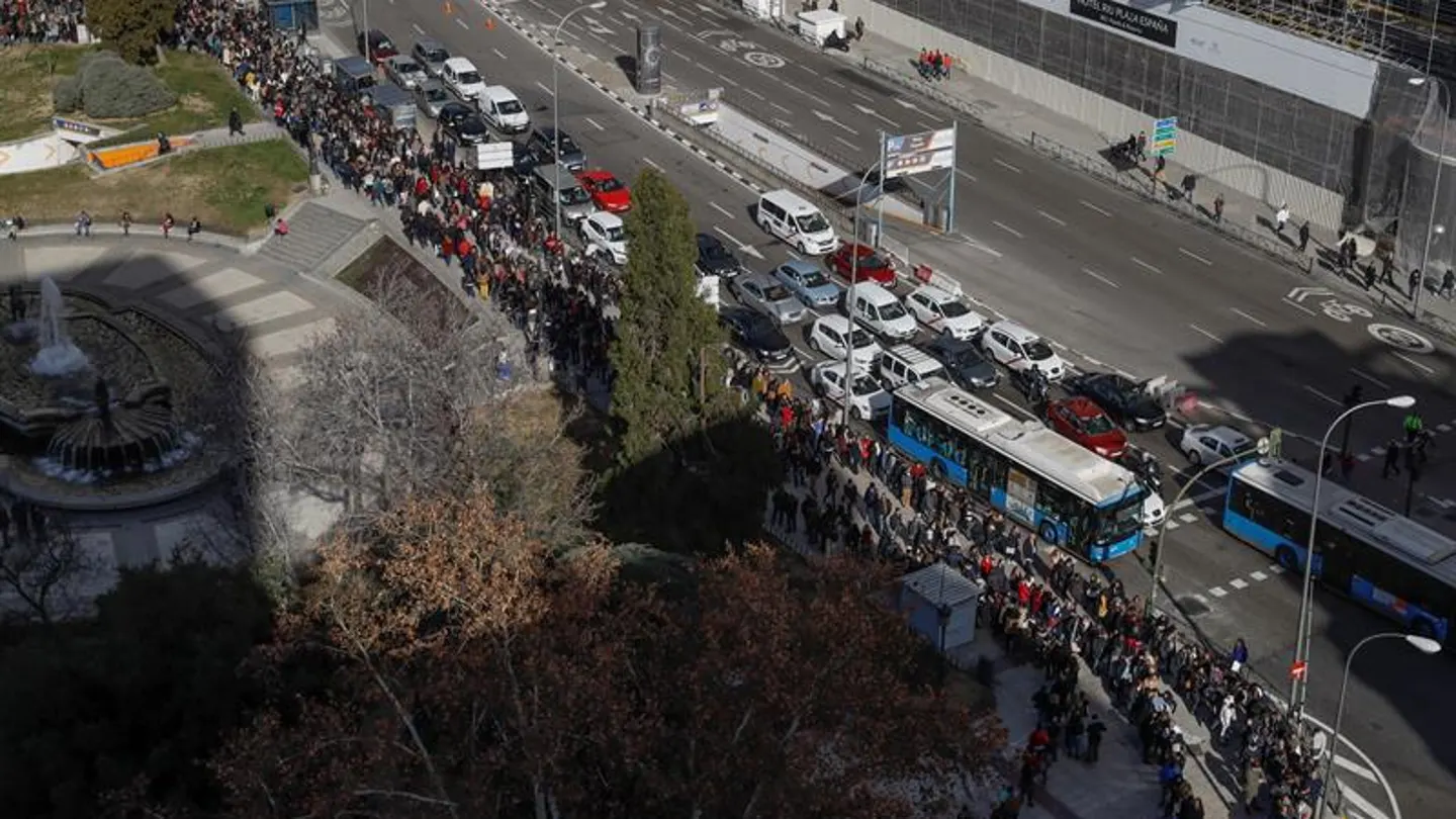 Miles de personas hacen cola en Madrid para optar a uno de los 100 puestos que ofrece un hotel Miles de personas hacen cola en Madrid para optar a uno de los 100 puestos que ofrece un hotel