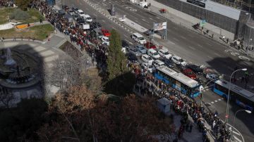 Miles de personas hacen cola en Madrid para optar a uno de los 100 puestos que ofrece un hotel