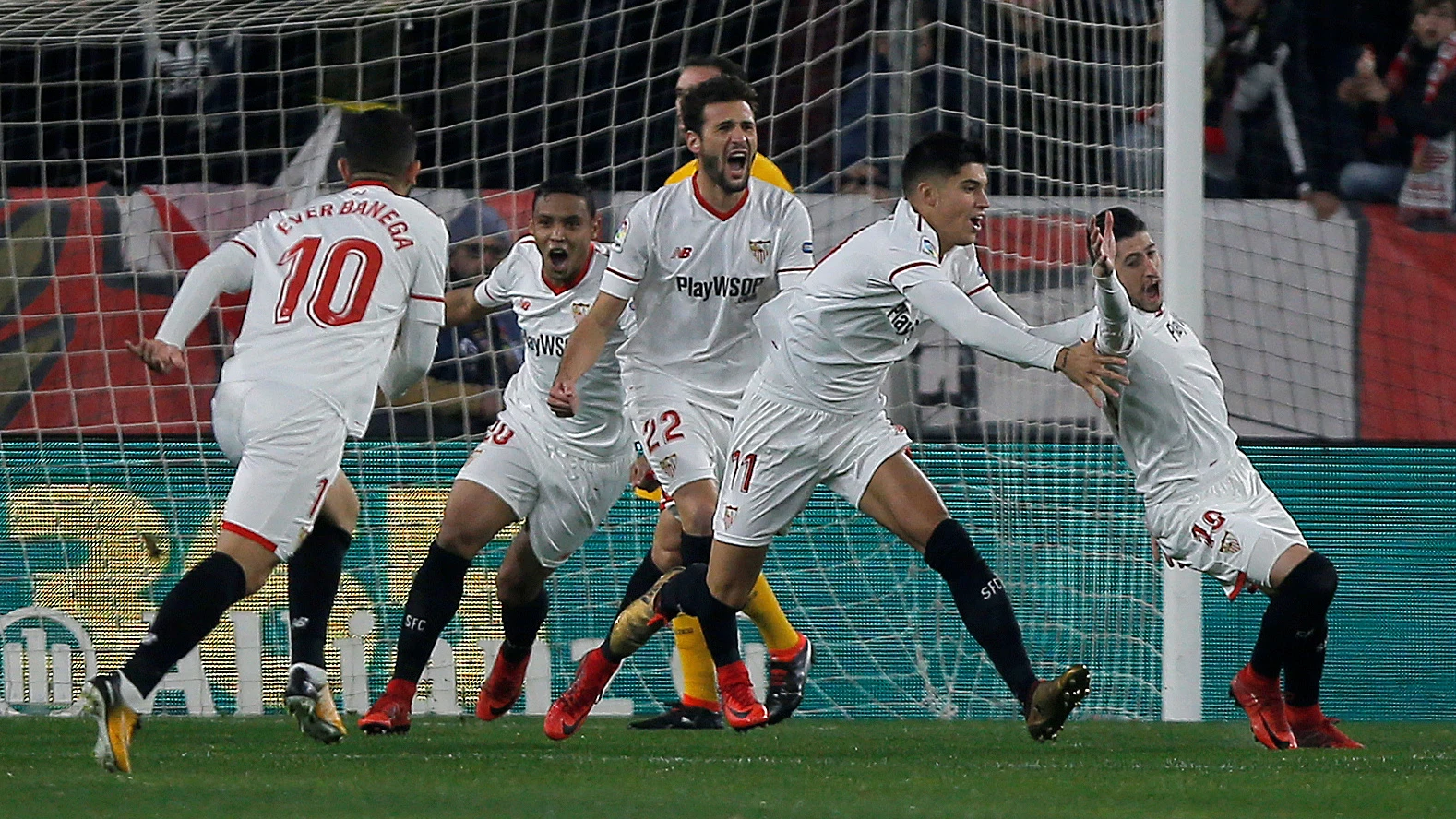 Los jugadores del Sevilla celebran uno de los goles en el Pizju&aacute;n