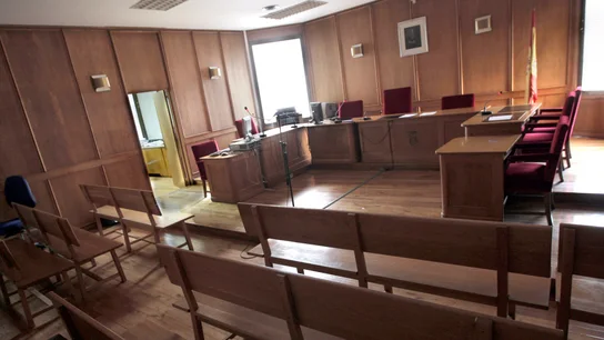 Vista de una sala de juicios vacía. Vista de una sala de juicios vacía.