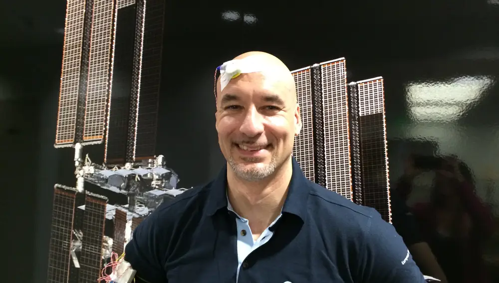 El astronauta de la ESA Luca Parmitano utilizando el sensor de temperatura en 2013