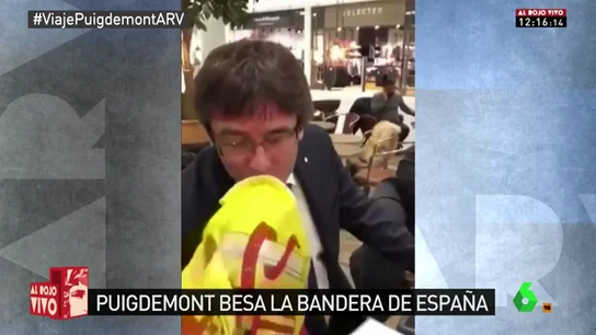 Carles Puigdemont besa la bandera de España Carles Puigdemont besa la bandera de España
