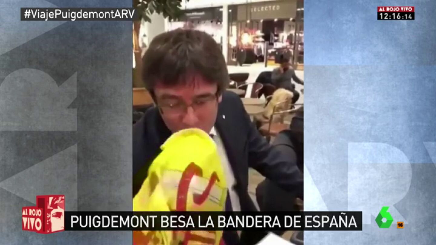 Carles Puigdemont besa la bandera de Espa&ntilde;a