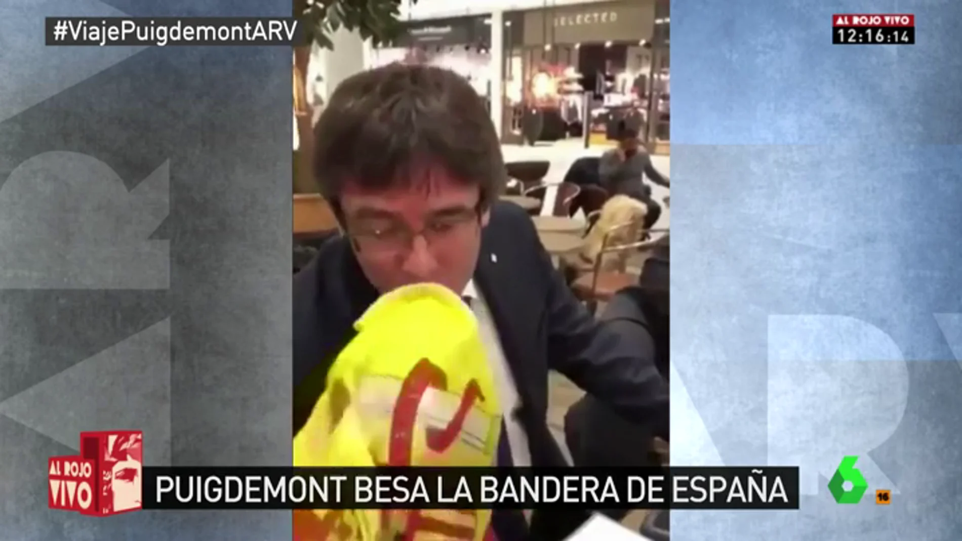 Carles Puigdemont besa la bandera de España