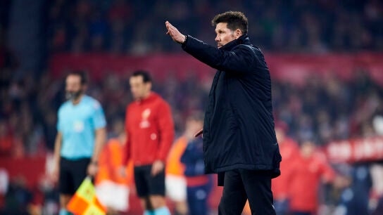 Simeone, en la banda durante un partido del Atl&eacute;tico