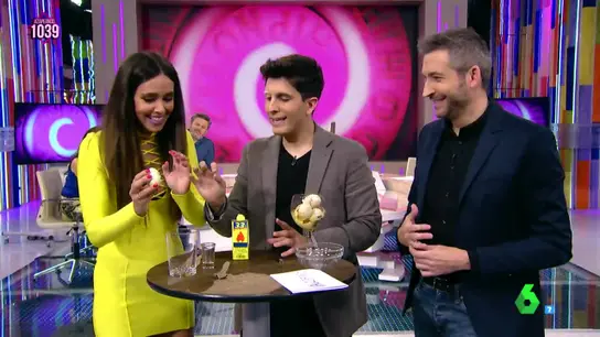 El truco de magia de Jorge Luengo con un huevo y un billete de cinco euros que "deja loco" a todo Zapeando El truco de magia de Jorge Luengo con un huevo y un billete de cinco euros que "deja loco" a todo Zapeando