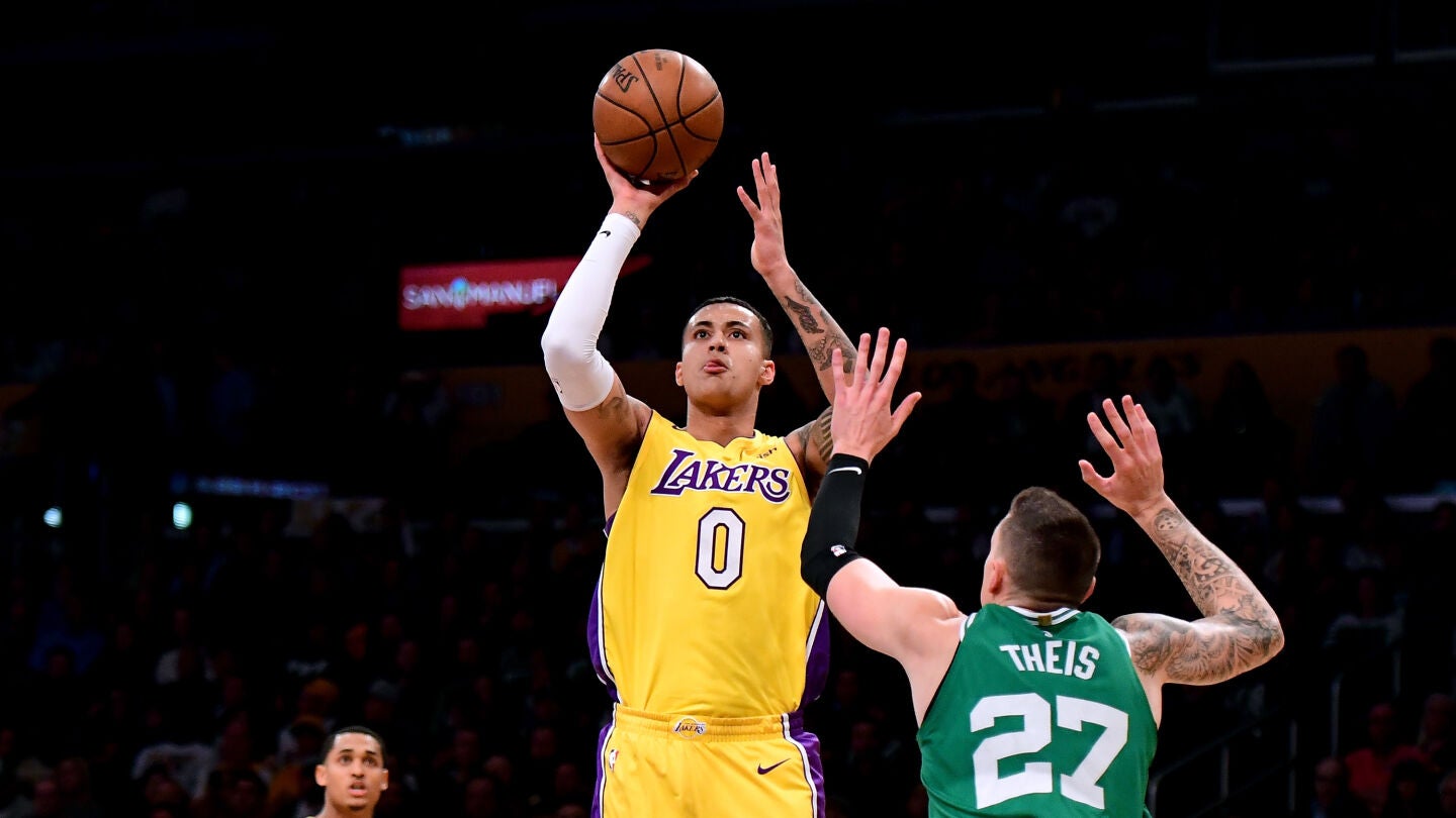 Kyle Kuzma encesta ante Theis