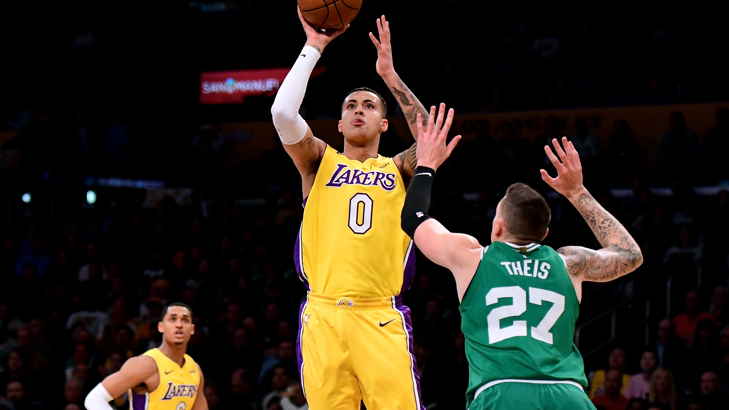 Kyle Kuzma encesta ante Theis