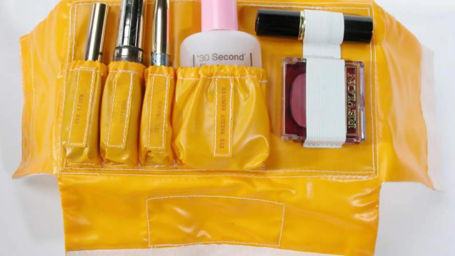 Para qué demonios necesitaría una astronauta un kit de maquillaje?