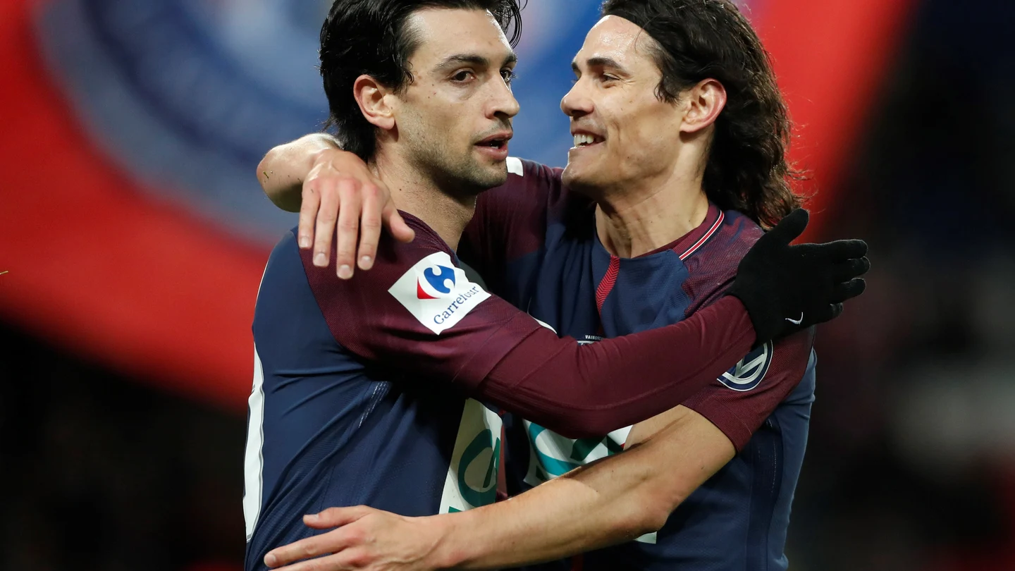 Pastore y Cavani se abrazan después de un gol Pastore y Cavani se abrazan después de un gol