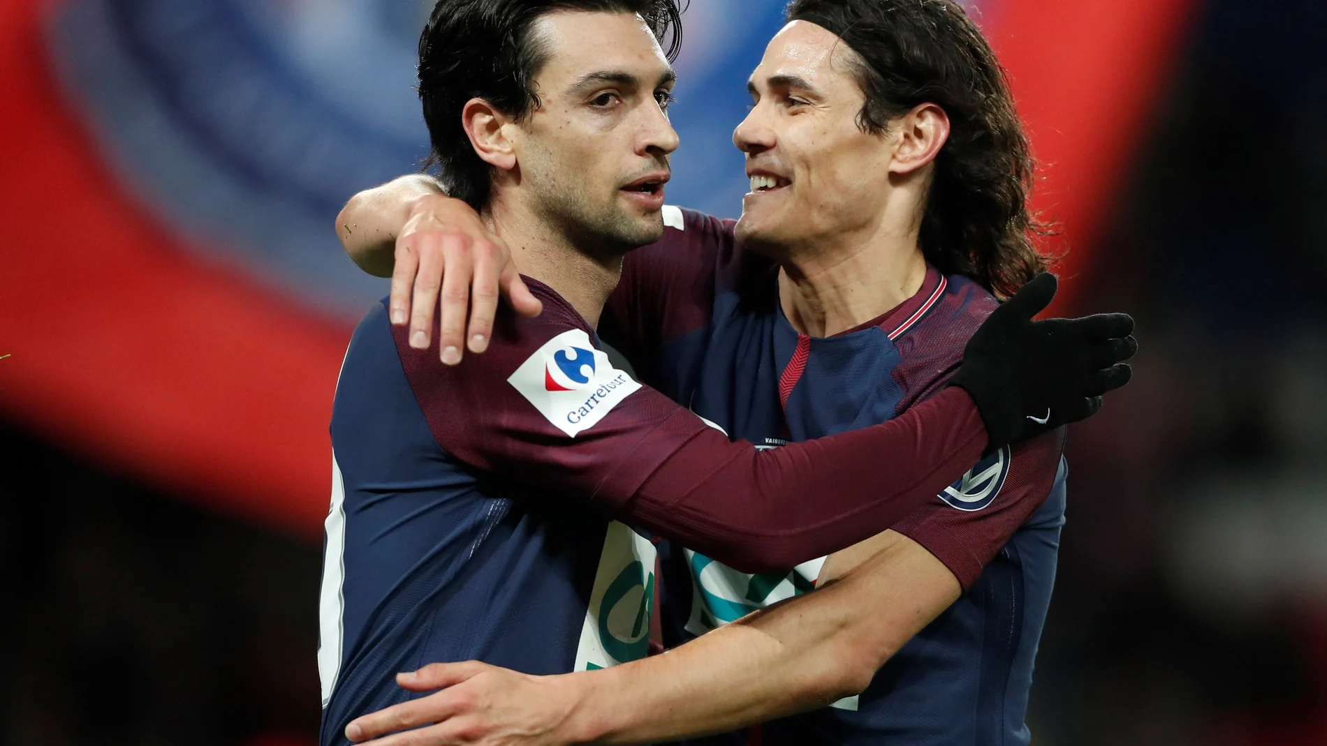Pastore y Cavani se abrazan después de un gol