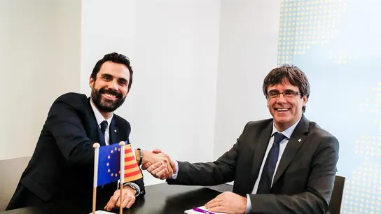 Roger Torrent saluda a Carles Puigdemont durante su reunión en Bruselas Roger Torrent saluda a Carles Puigdemont durante su reunión en Bruselas