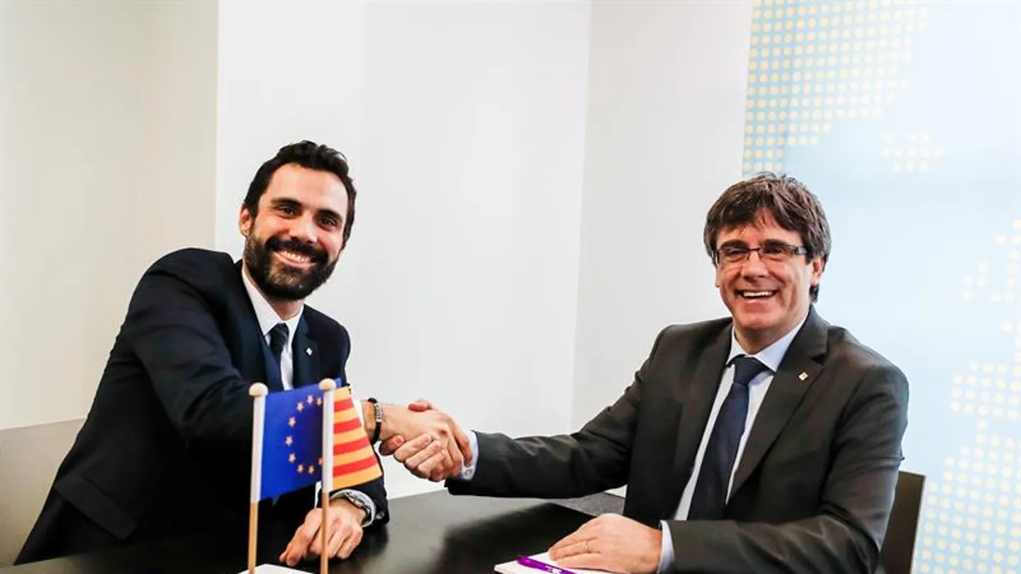 Roger Torrent saluda a Carles Puigdemont durante su reunión en Bruselas Roger Torrent saluda a Carles Puigdemont durante su reunión en Bruselas