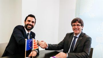 Roger Torrent saluda a Carles Puigdemont durante su reunión en Bruselas