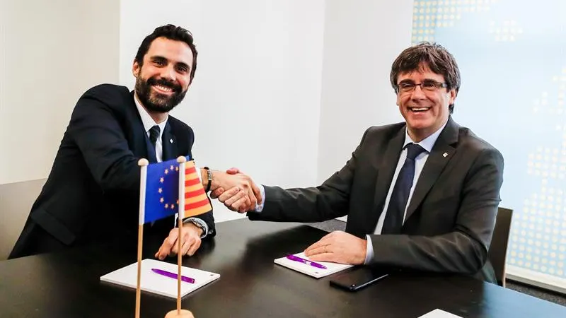 Roger Torrent saluda a Carles Puigdemont durante su reunión en Bruselas