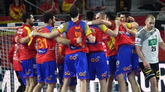 Los jugadores de la selecci&oacute;n de balonmano celebran la victoria y el pase a 'semis'
